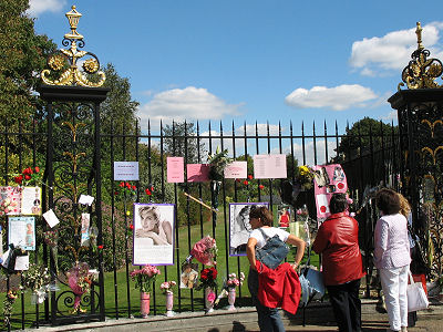 Fence at Kensington Palace where people can post tributes to Princess Diana